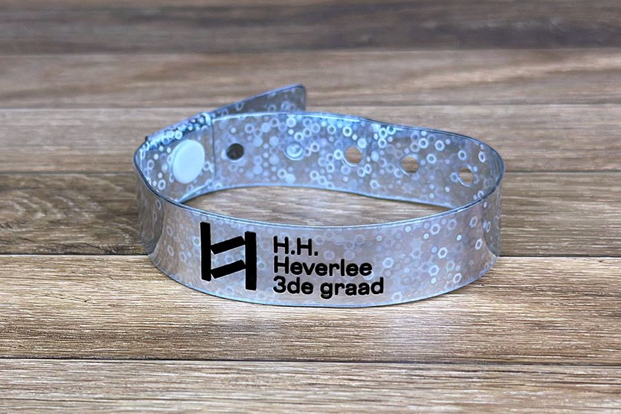 Smalle holografische polsbandjes in zilver met zwarte bedrukking voor HH Heverlee 3de graad